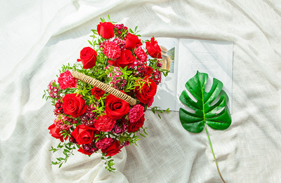 红玫瑰加康乃馨花束寓意,红玫瑰加康乃馨花束图片